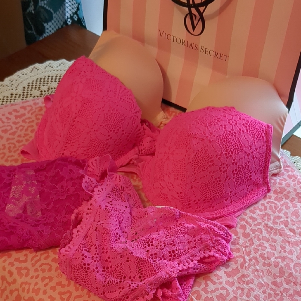 NWOT Victoria's Secret Bundle Of Front Close Bras Matching Panties 32D/M